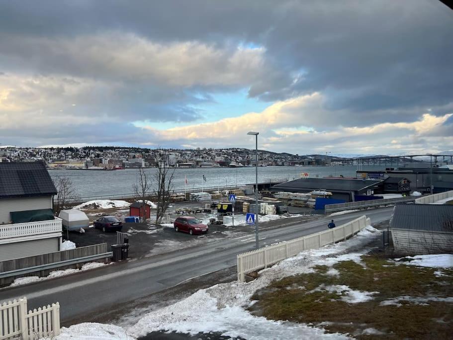 Sentralt Pa Fastlandet Og Gaavstand Til Alle Fasiliteter! Tromsdalen Exterior foto